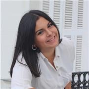 Profesora de ingles, castellano o matematicas, que imparte clases a alumnos de primaria